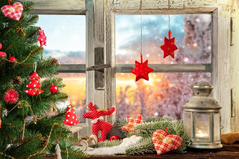 15 Window Decor Ideas For A Festive Christmas